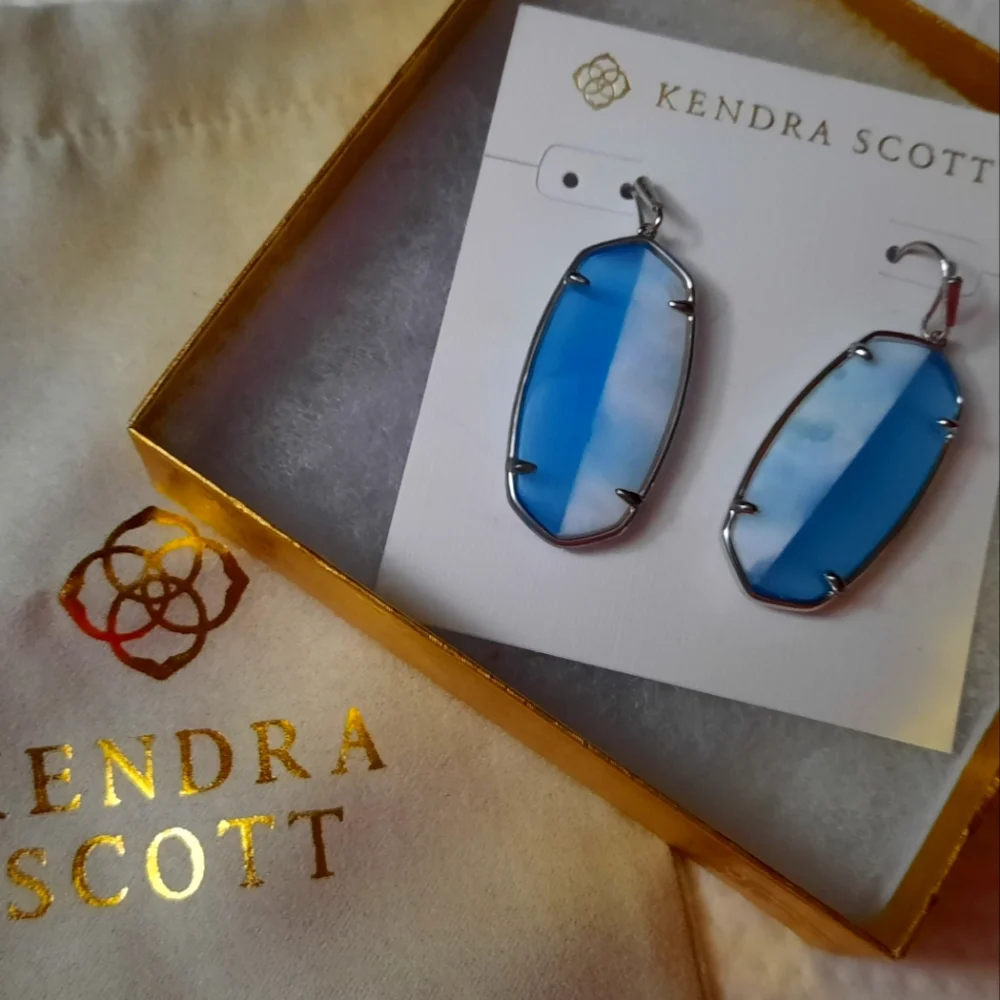 NWT Beautiful Kendra Scott earrings